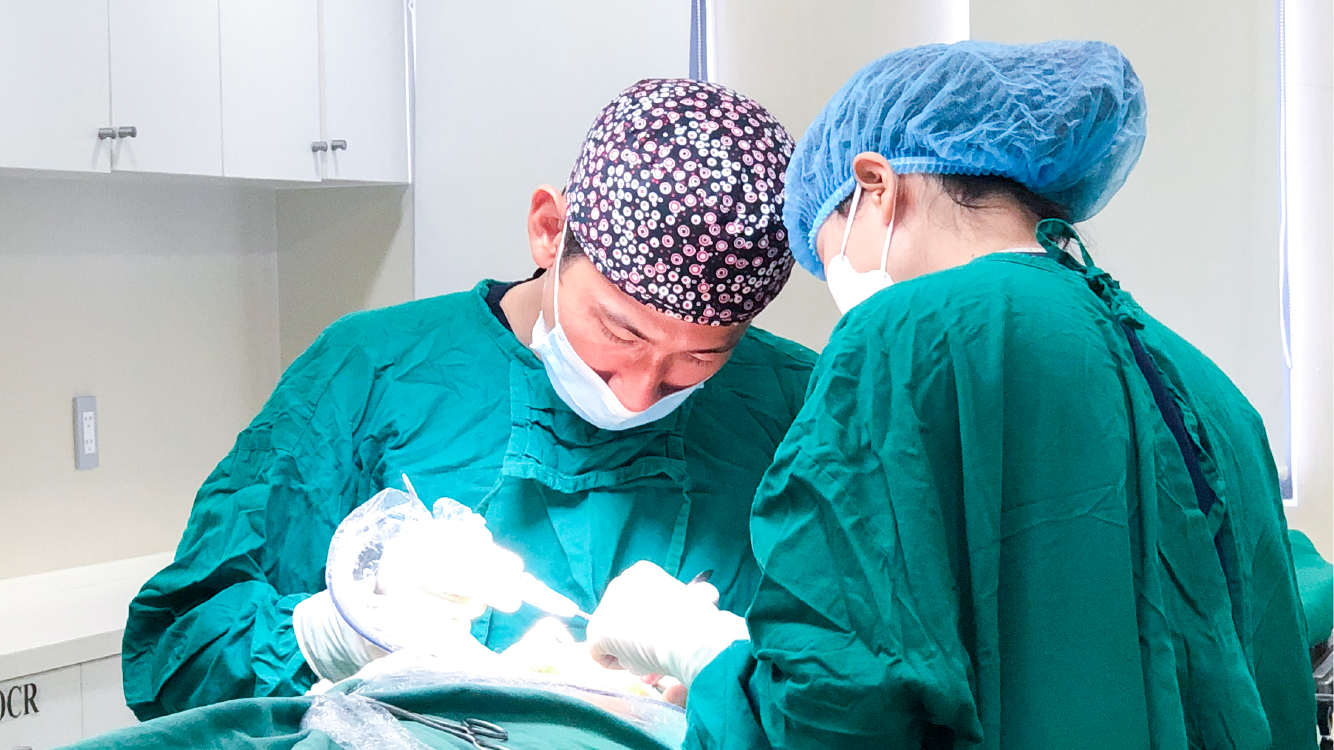 Tiến hành lấy mỡ mí mắt