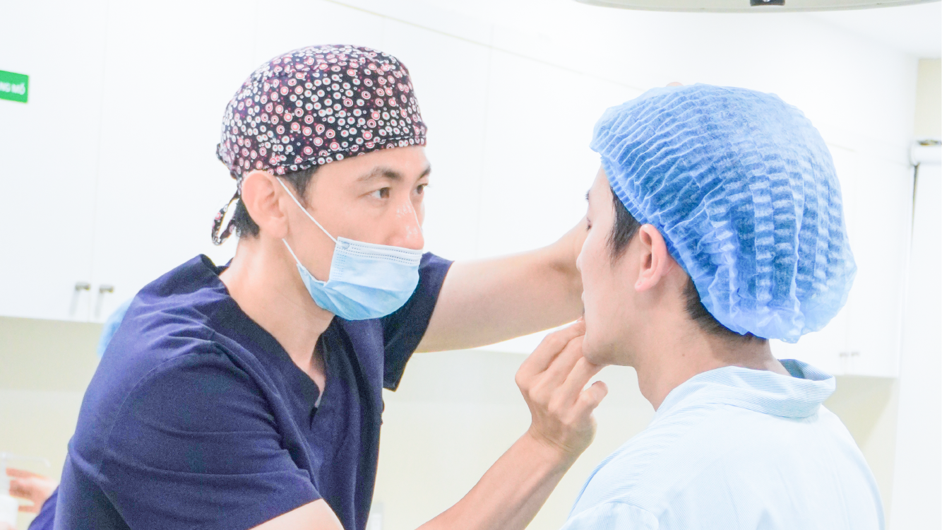 Bác sĩ đang kiểm tra sức khỏe tổng quát cho khách hàng