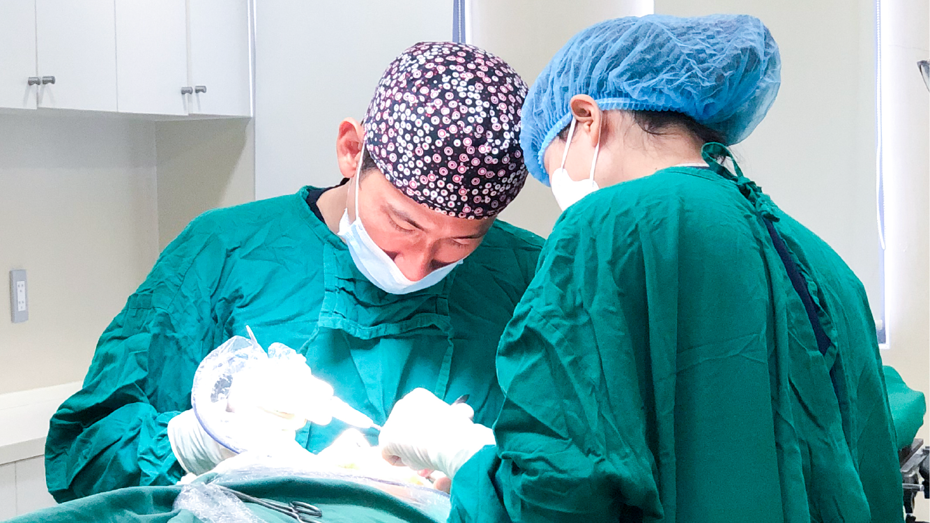 Quá trình tiểu phẫu mí dưới diễn ra trong môi trường vô khuẩn, không xâm lấn