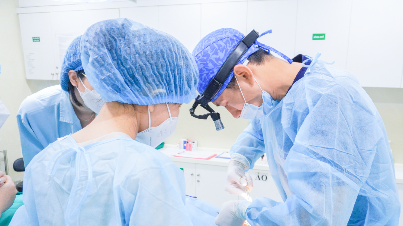 Hướng dẫn chăm sóc hậu phẫu cho khách hàng sau cắt mí dưới